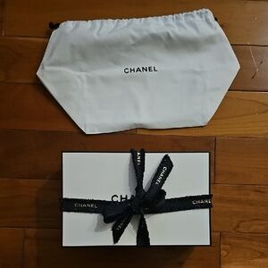 CHANEL White and Black Gift Set